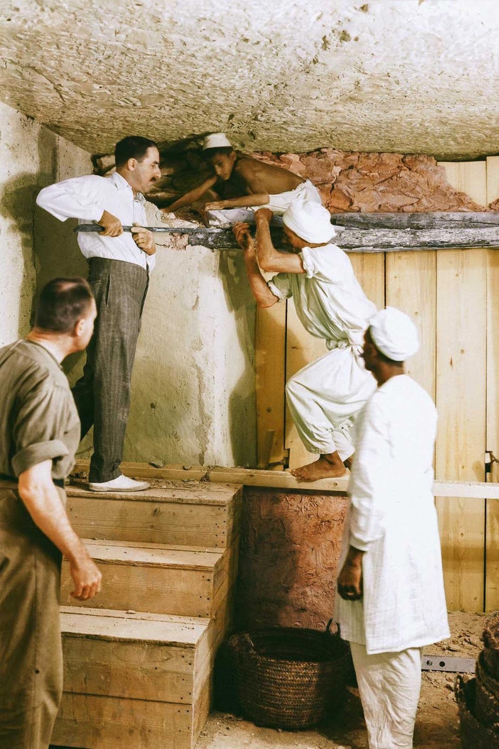 Howard Carter excavates the tomb of Tutankhamen